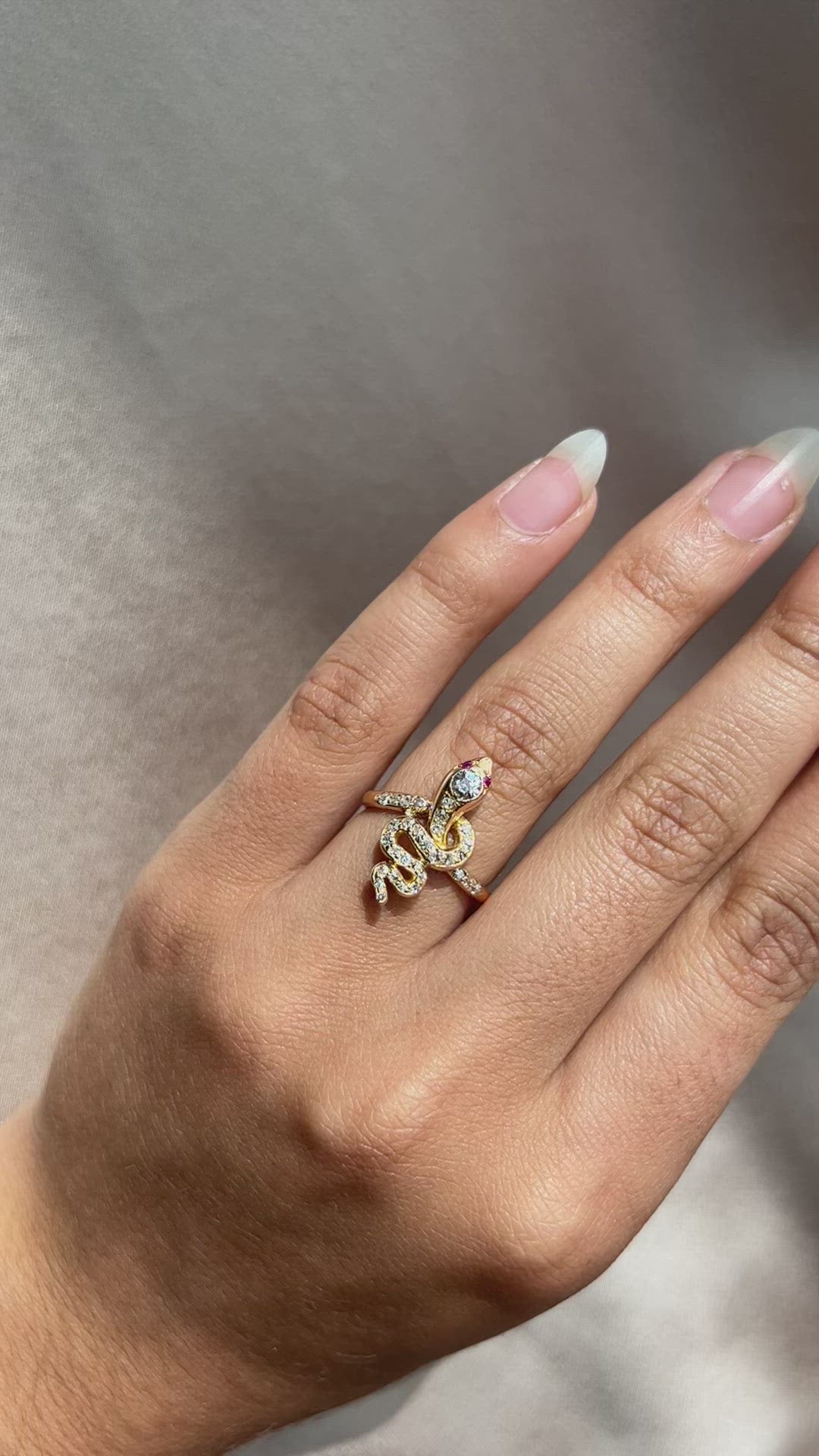 g-h-i color, vs clarity diamond in yellow gold setting